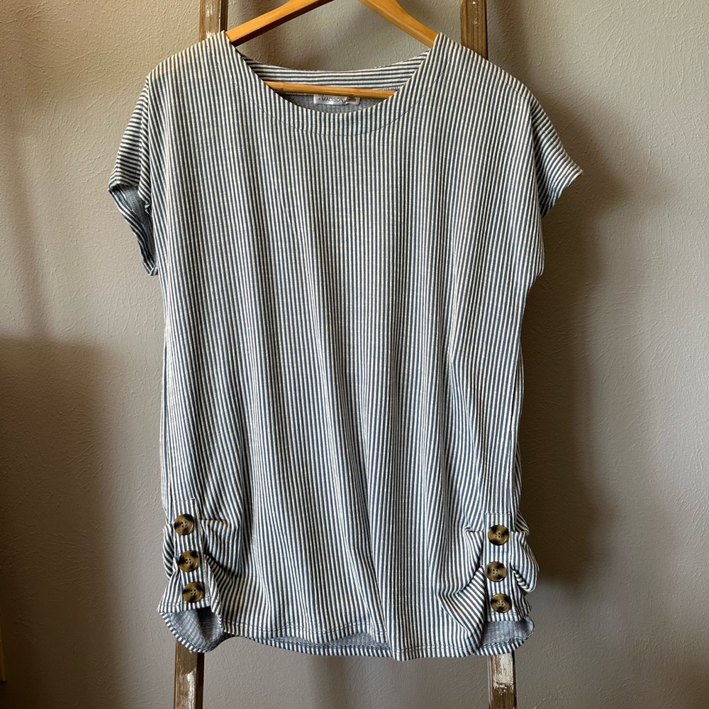 Stripped blouse with buttons on hips